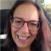 Docente di diritto impartisce lezioni di diritto ed economia per alunni di licei e istituti tecnici superiori